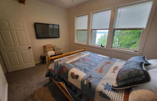 Spacious, modern, home by the lake! - Foto 39