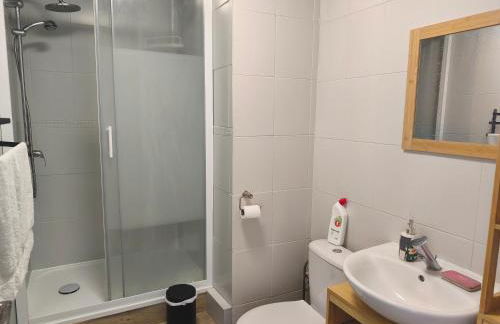 37m2 lumineux face gare SNCF, WIFI, NETFLIX, café et thé offerts - Foto 9