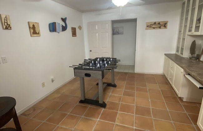 Tropical Theme Home Steps from the Beach - Foto 7