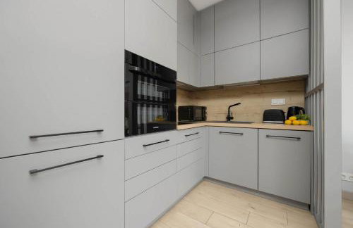 Metro Wola Apartment with Parking & AC next to Warsaw Rising Museum by Noclegi Renters - Foto 8