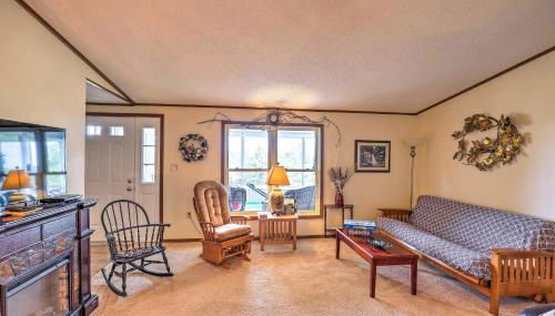 Finger Lakes Retreat with Sunroom, Fire Pit and BBQ! - Foto 5