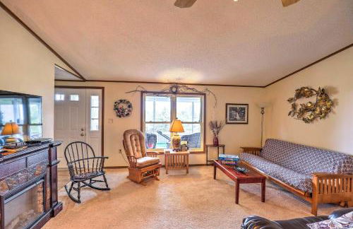 Finger Lakes Retreat with Sunroom, Fire Pit and BBQ! - Foto 5