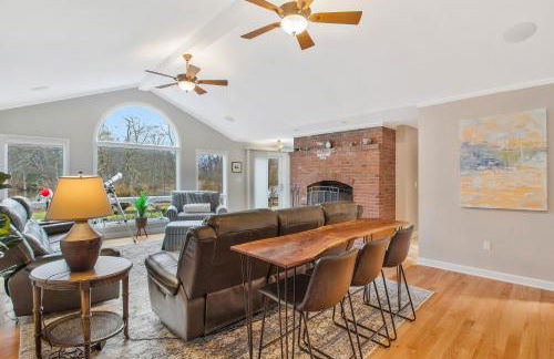 Gorgeous Creek Side Ranch-Style Estate With Dock - Foto 16