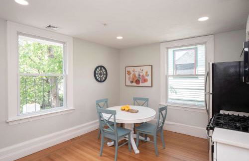 Jennifer's Cozy Apt Near Brown w In Unit Laundry - Foto 8