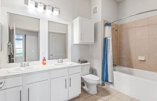 Spacious 2BR King Bed Suites Close to Downtown and Airport - Foto 33