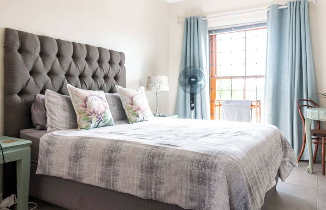 Serene Langebaan Getaway With Garden Views - Photo 5