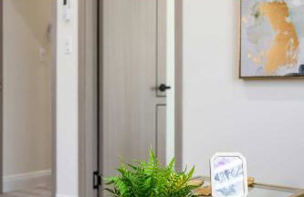 Cozy Modern Home w Full Kitchen & Parking - Foto 30