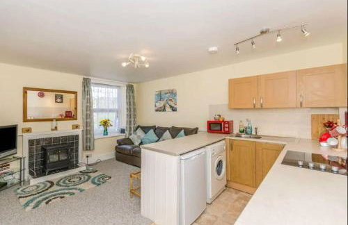 Cosy 2 Bedroom Apartment near Seafront - Photo 2