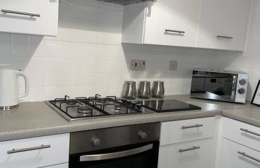 Lovely 2 bed house Cannock Driveway for 2 vehicles Perfect for contractors Business Travellers Short Stays Close to M54 M6 i54 A38 A5 McArthur Glen Designer Outlet - Foto 10