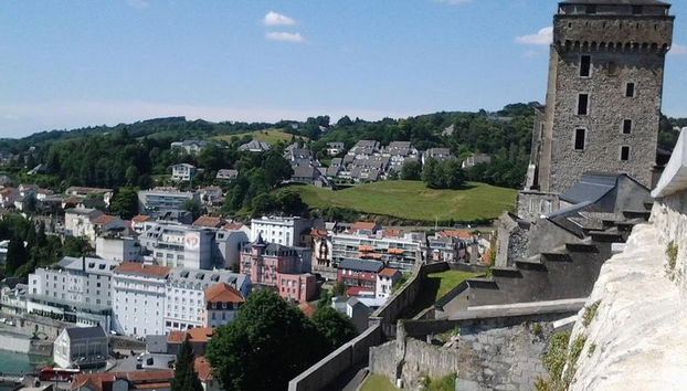 Com vista para a cidade de Lourdes a partir de seu castelo medieval (Chateau Fort).