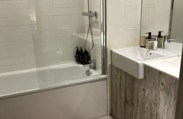 Spacious Central Manchester Apartment - Next To AO Arena & Picadilly Station - Local Attractions - Free Parking - Foto 16