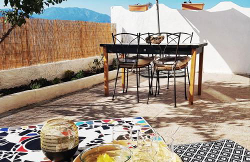 Appartement T2bis Sartène 60m2 avec jolie terrasse de 25m2 et vue panoramique mer et montagne sur le Golfe du Valinco - Quartier calme à 10mn à pied du centre ville - Idéal pour 4 personnes et possibilité de 6 couchages - Place de parking réservée - Foto 1