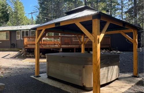 PackShack - Cozy Ski Cabin Mins from White Pass home - Photo 5