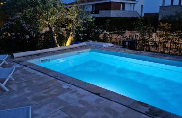 Charming Orange Apartment with Private Pool and Garden Oasis - Foto 35