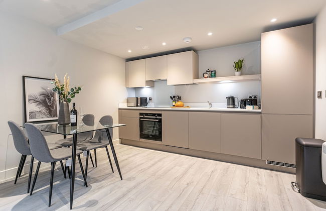 Stylish 2 Bed 2 Bath Apt in BMH City Centre - Photo 8