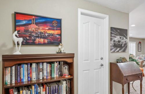 Cozy American Fork Retreat with Electric Fireplace - Foto 16