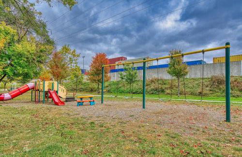 Beautiful Modern home with all year use HOT TUB, Pool table, Game room, & Propane fire pit!! - Foto 23