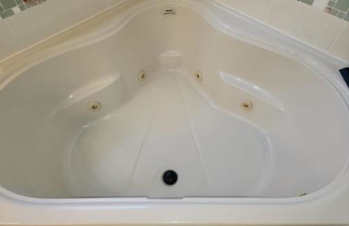 Spacious family home w pool & game room - Photo 82