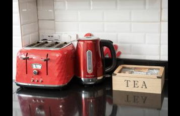 Spacious Chessington home with parking & garden - Photo 21