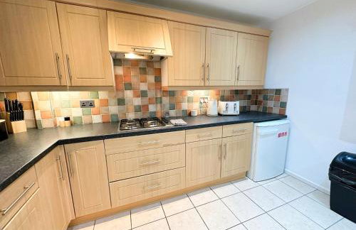 Spacious Luton Airport Accommodation - Perfect for Contractors, Families, Tourists & Long Stays - Foto 45