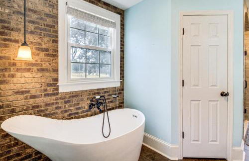 Pool, Patio and Putting Green Manchester Getaway - Foto 13