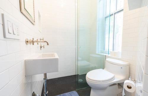 E10-2 Designer East Village Townhouse 1BR W D - Foto 30