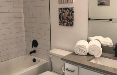 Deluxe Classy TownHouse With 2 car Garage, Work or Family! - Foto 9