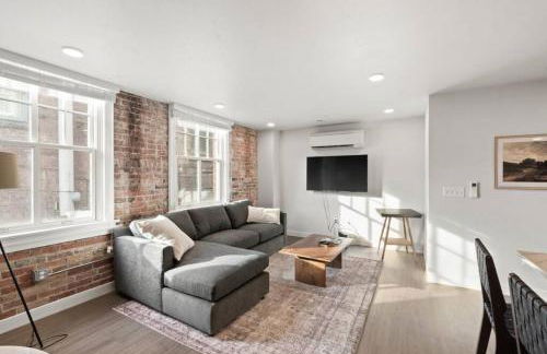 King Bed - J and K on Main Luxury Apartment 306 - Foto 3