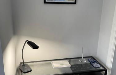 Contractors Business Families Relocation Accommodation enjoy Fast WiFi Large Screen Smart TV and SKY Sports in this Spotless Ground Floor apartment - Foto 8