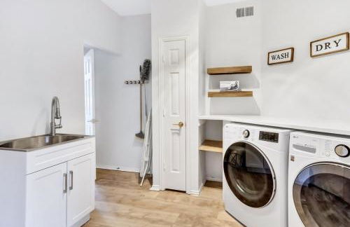 Lakefront Luxe 6BR 4B Home with Pool & Hot Tub - Foto 36