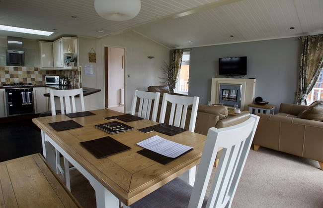 Beautiful 2-bed Lodge With hot tub and Saunain Ely - Foto 3