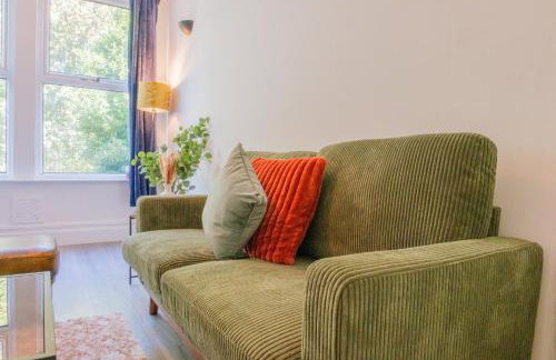 4-Bed Family House in Leeds with park view - Foto 26