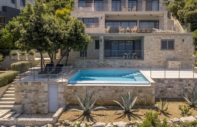 Beachfront Villa Poseidon with Heated Pool - Foto 1