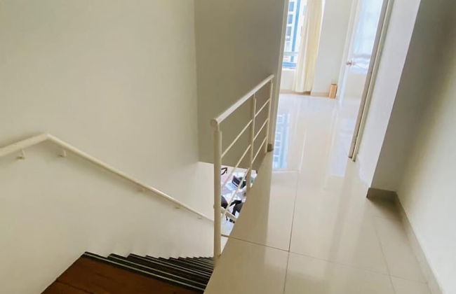 Refined 3BR Duplex with Ocean Charm - Foto 9