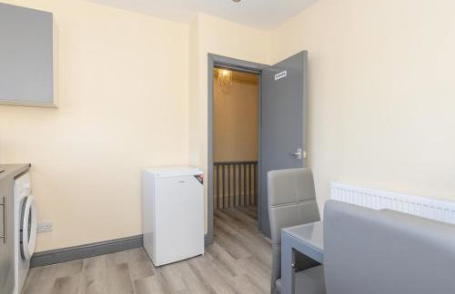 Lower Wortley 3 - Couples Haven with a Shared Kitchen - Pass the Keys - Photo 21