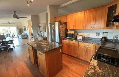 Lake View Home Community Pool in Riviera Heights - Foto 2