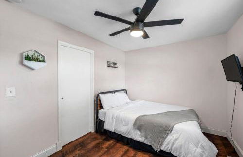 Close to downtown& beach- pool, porch, fenced yard - Foto 34