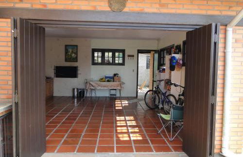 CASA COMPLETA, CENTRO, 4 Qtos, Wi-Fi, 130m quadrados, 4 Camas Casal, Churrasqueira e Apetrechos, Vasto Quintal e Varanda nos Fundos, 2 Banheiros, 9 Pessoas, Área Frontal, Garagem Coberta, Estacionamento Interno 2 Carros, Fogão a Lenha - Foto 28