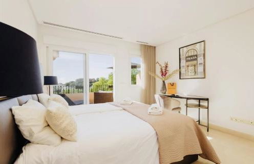 Luxury seaview apartment in Marbella located in a secure gated community with swimming pool and large terrace Perfect for families visiting Marbella and Puerto Banús - Foto 1