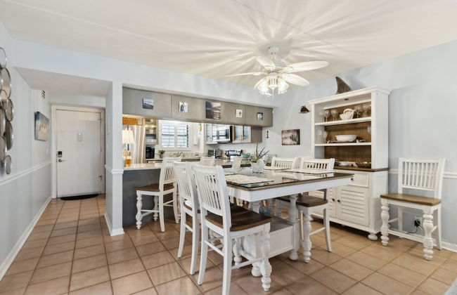 Beach Condo Miles-long Views Sand and Sea, Access to Private Fishing Pier by RedAwning - Foto 27