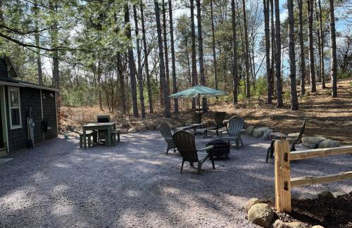Cabin in the woods with fire pit and porch - Foto 48