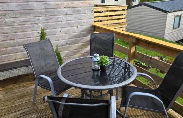 Unique Caravan with Outdoor Space Lodge - Foto 8