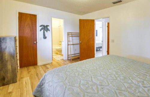 Renovated Crescent Lake Escape with Waterfront Deck! - Foto 9