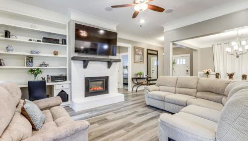 Gather, Play and Unwind! Modern Locust Grove Home - Foto 3