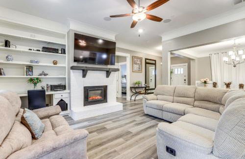 Gather, Play and Unwind! Modern Locust Grove Home - Foto 3