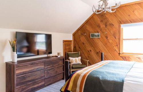 New! Designer 3BR Cabin Walk to Pond Mtn Views - Foto 51