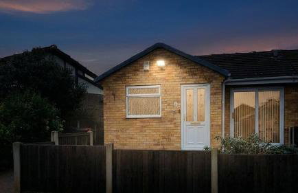 Peaceful 2-Bed Bungalow with Garden & Parking in Bramley Village, Rotherham - Foto 13