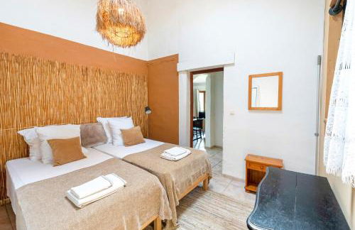 Lou Tapata - Photo 11