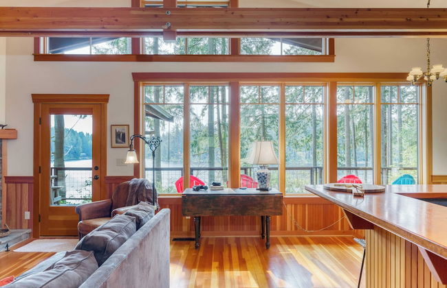 Goss Lake Chalet by Avantstay Lakefront w/ Dock - Photo 6