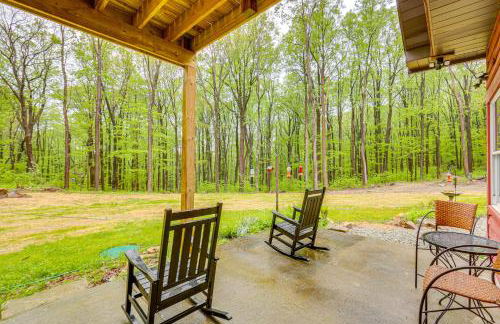 10 Mi to Mtn Resort Normalville Cabin with Balcony! - Foto 2